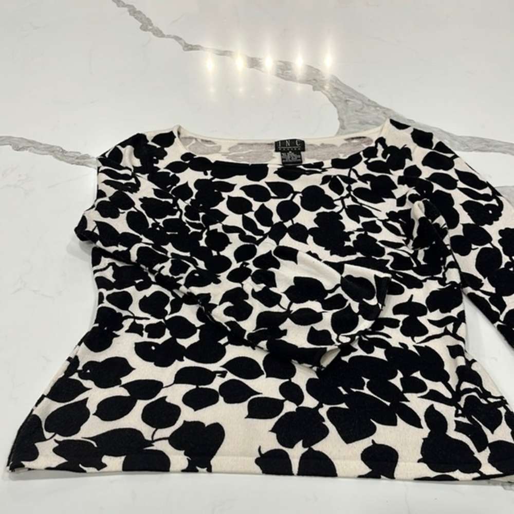 Super cute‎ cropped INC women’s size small with flare cuff excellent condition